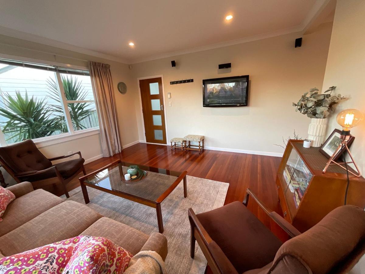 Refined, Retro & Relaxing Villa Paraparaumu Exterior photo